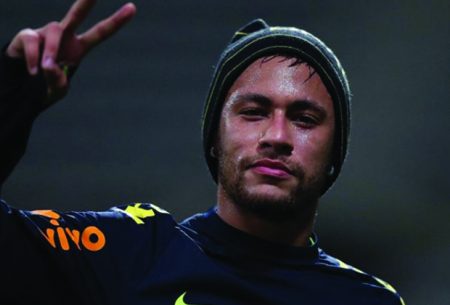 Força na peruca! Neymar muda visual e aparece loiro para a Champions League