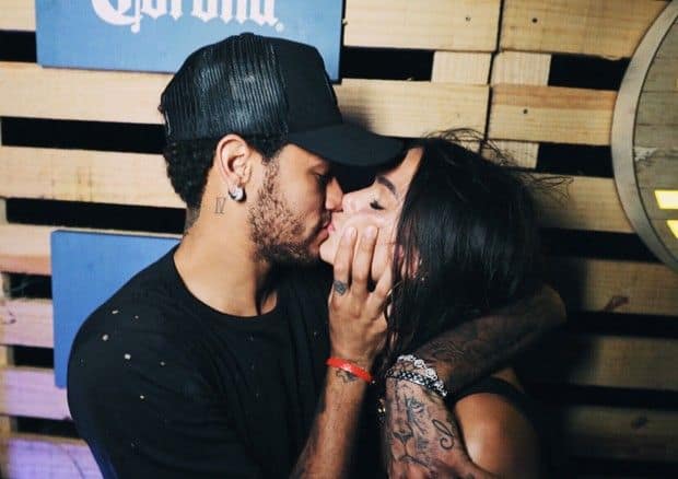 Bruna Marquezine e Neymar trocam beijos durante festão em Noronha