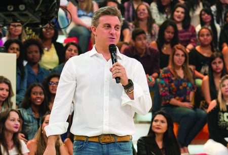 Luciano Huck, Angélica, Xuxa, Padre Fabio e Claudia Leitte cantam em festa de amigos