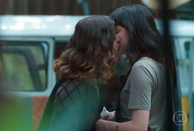 Samantha beija Lica em “Malhação” e deixa internet alvoroçada
