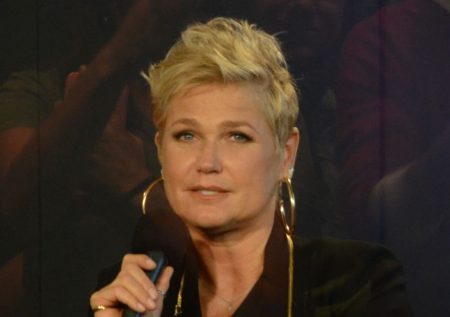Xuxa diz que já reclamou com quem jogou lixo na rua