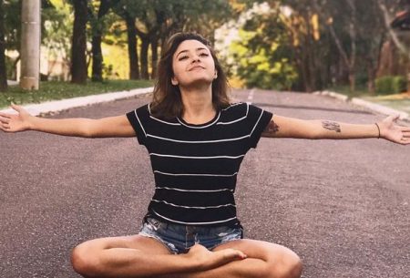 Carolina Oliveira posa nua para ensaio fotográfico; veja