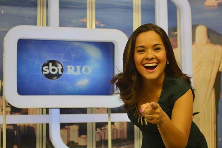 Isabele Benito se afasta do “SBT Rio” para colocar silicone nos seios