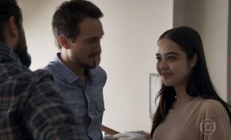 “O Outro Lado do Paraíso”: Vítima de pedofilia, Laura trava na hora do sexo e preocupa Rafael