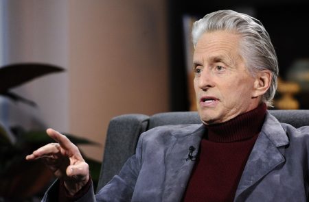 Além de abuso, Michael Douglas também é acusado de racismo