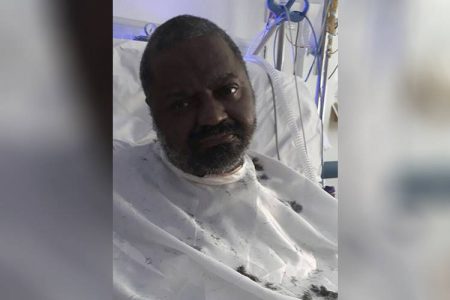 Filho mostra fotos de Arlindo Cruz dentro do hospital
