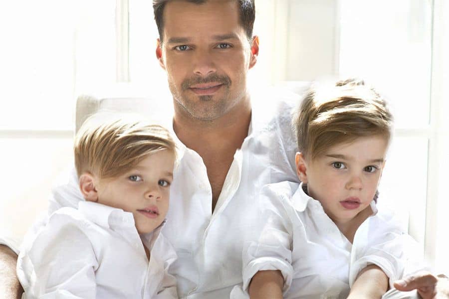 Ricky Martin explica aos filhos por que eles têm dois pais