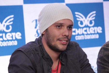 Vocalista do Chiclete com Banana é demitido