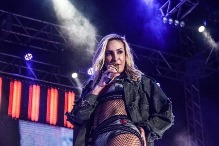 Claudia Leitte se irrita com fã durante show: “Larga o celular”