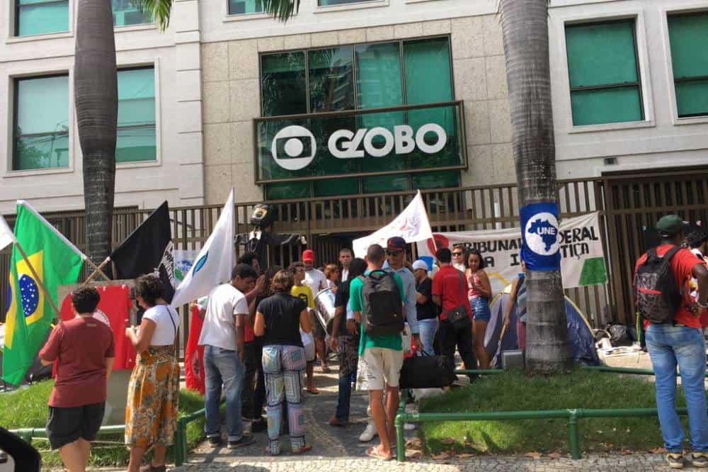 Em defesa de Lula, manifestantes protestam em frente à Globo
