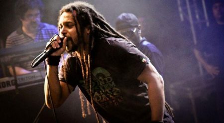 Falcão, d’O Rappa, interrompe show e reclama com fãs de dupla sertaneja; veja vídeo