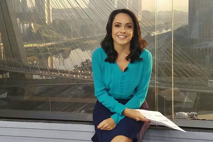 Jornalista da Globo tira espinha e tem inflamação séria na orelha