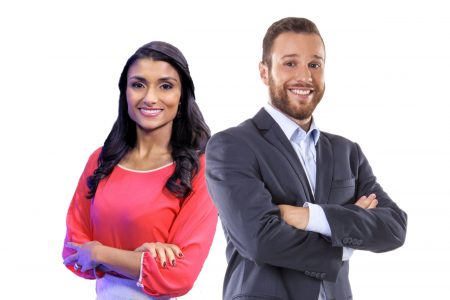 Cassius Zeilmann e Carolina Aguaidas comemoram parceria na bancada do “SBT Brasil”