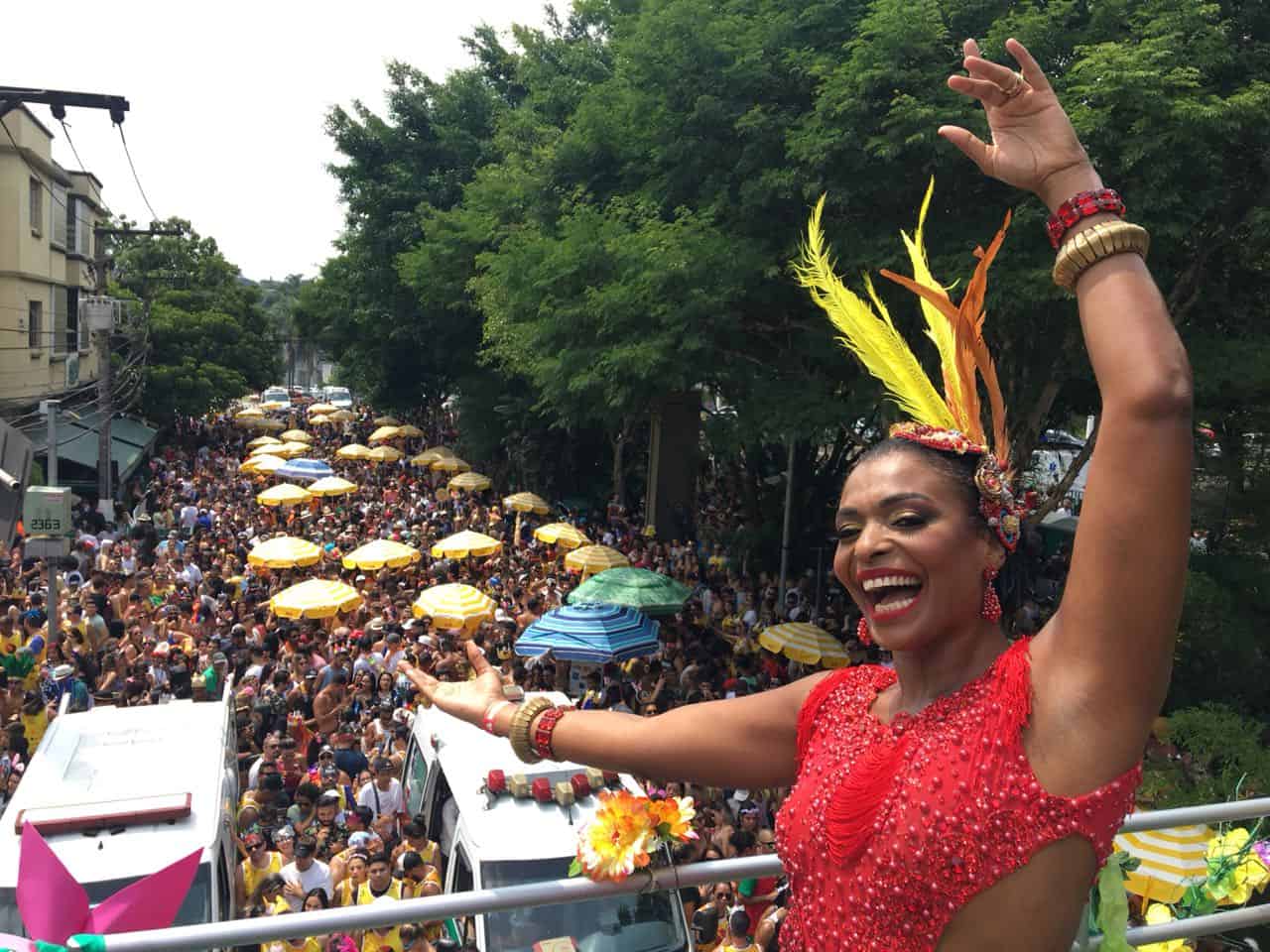 Destaque em “Tempo de Amar”, Walkíria Ribeiro curte o Carnaval com Tiago Abravanel