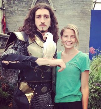 Ex-atriz mirim da Globo trabalha nos bastidores de “Deus Salve o Rei”