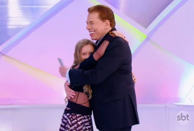 Na TV, Silvio Santos abraça e beija fã mirim que pediu emprego em novela