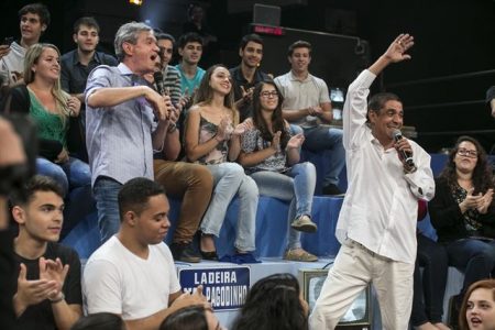 Serginho Groisman inaugura “Ladeira Zeca Pagodinho” no “Altas Horas”