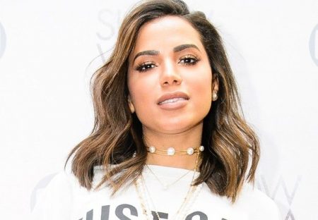 Anitta é criticada por fantasia em festa e detona seguidora; confira