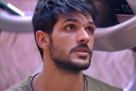 BBB18: “Deixa ele curtir o último cinema dele”, diz Lucas sobre Mahmoud