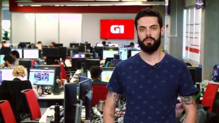 Cauê Fabiano, do “G1 em 1 Minuto”, usa camisa do Kiss no ar e recebe elogio da banda