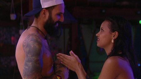 BBB18: Gleici e Wagner trocam elogios em festa e vão deitar juntos