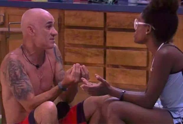 BBB18: Nayara acusa Ayrton de olhá-la durante banho e brother pede para ir ao paredão