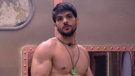 BBB18: Lucas geme sem parar durante massagem de Jéssica e web não perdoa