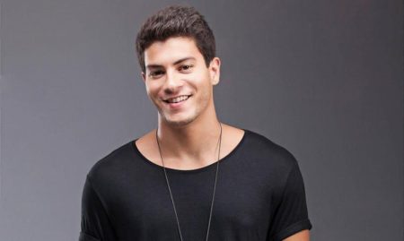 “Sexo é um dos caminhos para manter um relacionamento saudável”, diz Arthur Aguiar