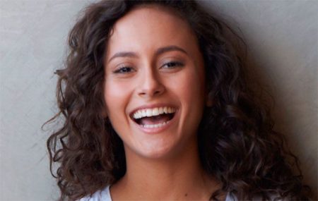 Alice Milagres exibe estrias em foto nua em rede social