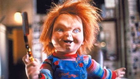 Brinquedo Assassino Chucky “aparece” em joelho de ator e causa polêmica na web