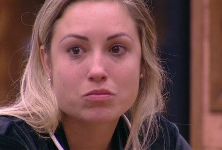 BBB18: Jéssica passa mal e desmaia; Lucas se preocupa