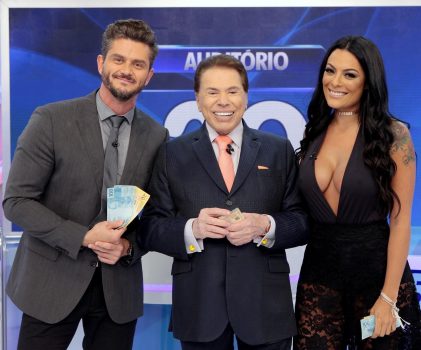 No “Jogo das Três Pistas”, Silvio Santos brinca com Marcos Harter e Monique Amin