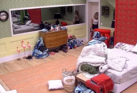 BBB18: Jéssica ouve conversa de Caruso com Kaysar e tira satisfação