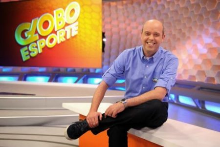 Alex Escobar faz piada com foto antiga e detalhe chama a atenção