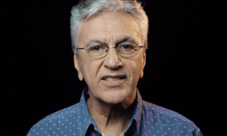 Caetano Veloso entra com ação para descobrir autor de hashtag