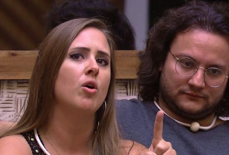 Eliminada do BBB18, Patrícia caça fãs em aeroporto ao retornar para Fortaleza