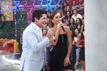 Daniel canta e recebe surpresa no palco do “Programa da Sabrina”