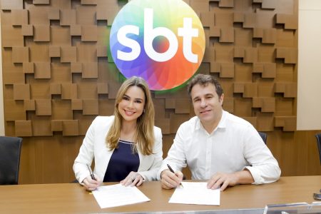 Rachel Sheherazade renova com o SBT e segue proibida de fazer comentários políticos