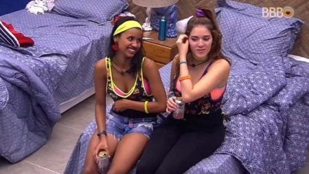 BBB18: Ana Clara e Gleici cantam música de série do SBT e atriz responde