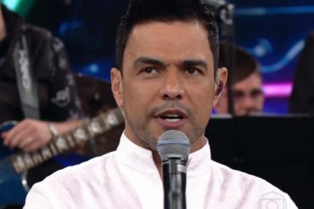 Zezé Di Camargo revela medo de dormir sem roupa: “Medo de dormir com a bunda pra cima”