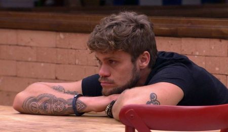 BBB18: “A coisa tá tensa”, diz Breno, preocupado com broncas da produção