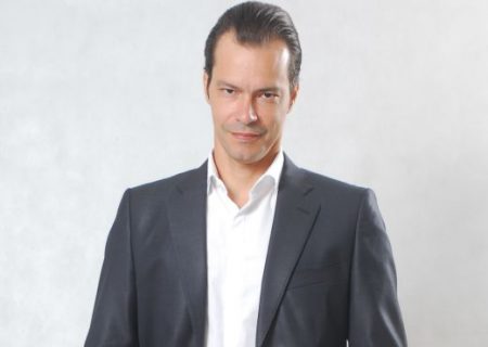 Heitor Martinez volta à Globo para viver tipo interesseiro em “O Sétimo Guardião”