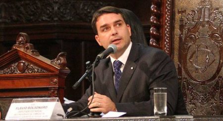 Chamado de “louca”, filho de Bolsonaro responde Netflix e mostra conversa particular