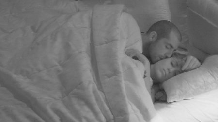 BBB18: Após affair com Lucas, Jéssica troca carinhos com Kaysar