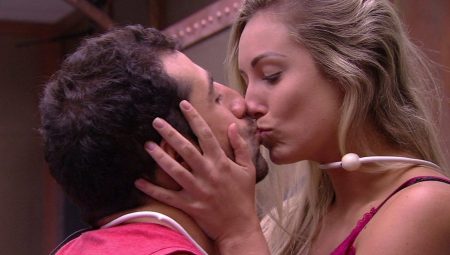 “Posso te agarrar?”, pede Kaysar a Jéssica debaixo do edredom no BBB18