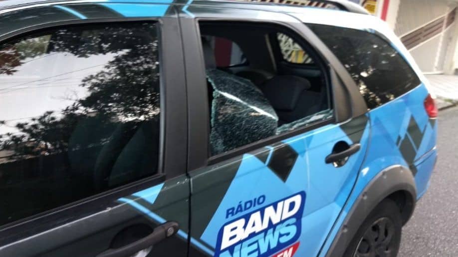 Militantes pró-Lula depredam carro da BandNews e hostilizam jornalistas