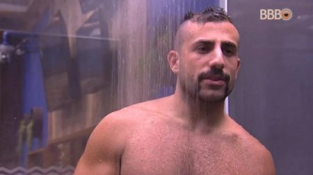 BBB18: Kaysar se irrita com insistência de Ayrton sobre perguntas da Síria