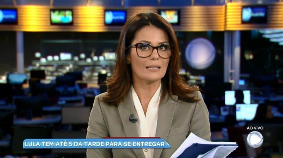 Record deixa apresentadores de lado e recorre a Adriana Araújo em “maratona jornalística”