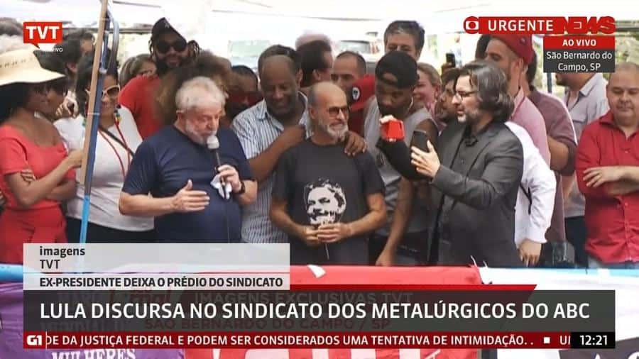 Em ato político, Lula recebe contratados da Globo e atribui prisão à emissora
