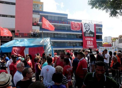 Jornalistas são agredidos durante cobertura da prisão de Lula